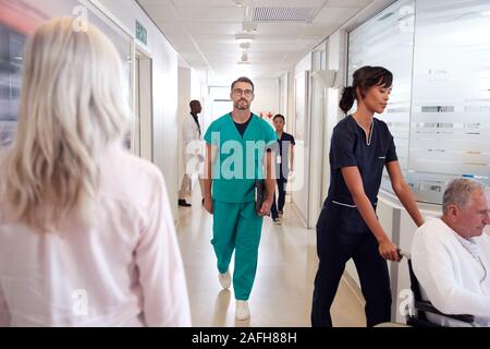 Occupé à couloir de l'hôpital avec le personnel médical et les patients Banque D'Images