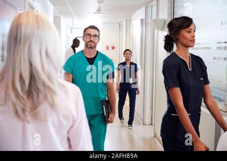 Occupé à couloir de l'hôpital avec le personnel médical et les patients Banque D'Images