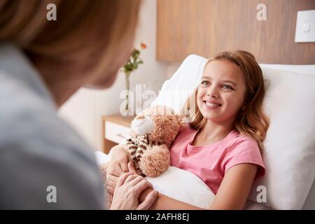 Mère Fille en visite au lit in Hospital Ward Banque D'Images