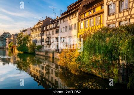 Scenic et emblématiques du paysage urbain de quartier historique de la Petite France, quartier centre-ville de Strasbourg, sur une fin d'après-midi ensoleillée. Maisons au bord de l'Ill. Banque D'Images