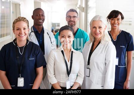 Portrait Of Medical Team Standing In Hospital Corridor Banque D'Images