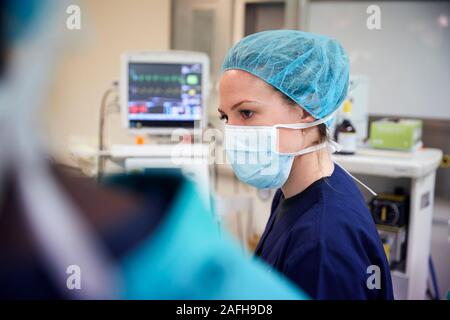 Membre de l'équipe chirurgicale des femmes travaillant sur le patient à l'Hôpital d'opération Banque D'Images