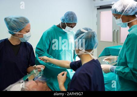 Travail de l'équipe chirurgicale à l'hôpital du patient sur le théâtre d'exploitation Banque D'Images