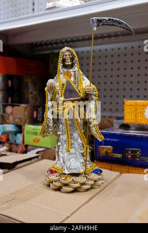 Santa Muerte statues à vendre à Candalaria Botanica, un magasin sur Roosevelt ave la vente des objets religieux à un principalement une population d'Amérique du Sud. Banque D'Images