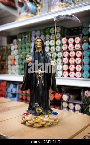 Santa Muerte statues à vendre à Candalaria Botanica, un magasin sur Roosevelt ave la vente des objets religieux à un principalement une population d'Amérique du Sud. Banque D'Images