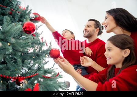 Portrait de profil Vue de côté quatre belle belle belle genre affectueux Gai gai friendly family nouvel an evergreen de décoration Banque D'Images