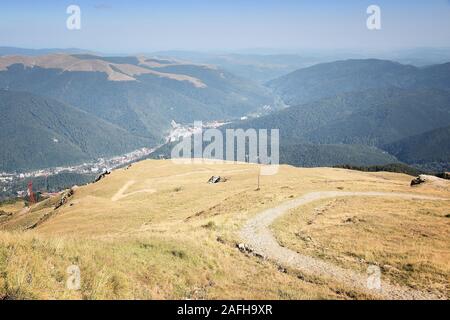 Randonnées en Roumanie - piste de montagne dans la région de montagnes de Bucegi (partie de Carpates). Banque D'Images