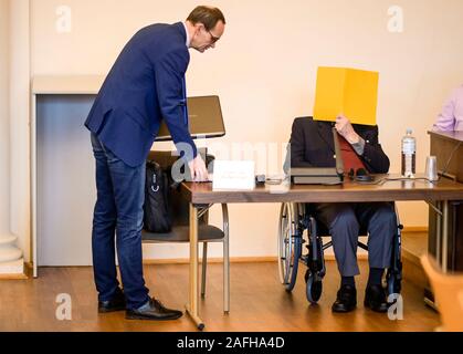 Hambourg, Allemagne. Dec 16, 2019. Le 93-year-old accusé, ancien garde SS qui est jugé pour complicité de meurtre dans 5230 cas et son avocat Stefan Waterkamp (r) sont en attente de la poursuite du procès. Selon le ministère public, l'accusé, qui vit à Hambourg, était un jeune homme qui est de service dans le camp de concentration de Stutthof, près de Gdansk à partir d'août 1944 à avril 1945. La cause sera entendue par la Division de la délinquance juvénile. Axel Heimken Crédit :/dpa/Alamy Live News Banque D'Images