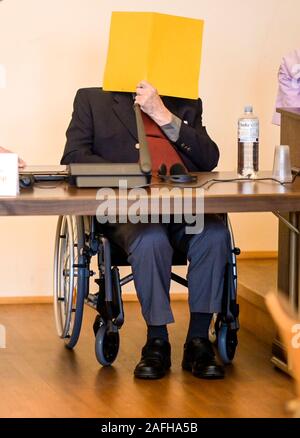 Hambourg, Allemagne. Dec 16, 2019. Le 93-year-old accusé, ancien garde SS qui est jugé pour complicité de meurtre dans 5230 cas attend la poursuite de l'essai. Selon le ministère public, l'accusé, qui vit à Hambourg, était un jeune homme qui est de service dans le camp de concentration de Stutthof, près de Gdansk à partir d'août 1944 à avril 1945. La cause sera entendue par la Division de la délinquance juvénile. Axel Heimken Crédit :/dpa/Alamy Live News Banque D'Images