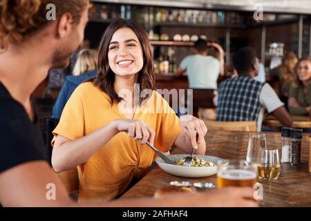 Couple sur la date de réunion des boissons et de la nourriture dans le restaurant Banque D'Images