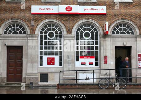 Londres, Royaume-Uni - 14 MAI 2012 : les visiteurs à l'Office de poste à Londres. Royal Mail a été fondée en 1516 et emploie 150 000 personnes (2013). Banque D'Images