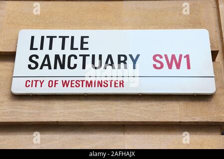 Londres, Royaume-Uni - Mai 16, 2012 : Avis de peu de rue sanctuaire à Westminster, Londres. Londres est le plus peuplé de la zone urbaine et de la région métropolitaine, je Banque D'Images