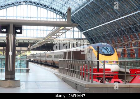 Londres, Royaume-Uni - 15 MAI 2012 : la gare St Pancras à Londres. La station est ouverte en 1868. En 2013 plus de 24 millions de personnes ont utilisé cette station. Banque D'Images