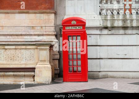 Londres, UK - architecture de Victoria et Albert Museum et un téléphone rouge Banque D'Images