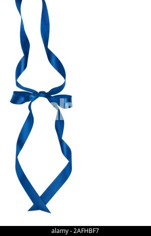 Beau brillant décoratif ruban de soie bleu très tendance avec un arc isolées sur fond blanc. Immersive pour votre conception. Couleur de l'année 2020 concept. Co Banque D'Images