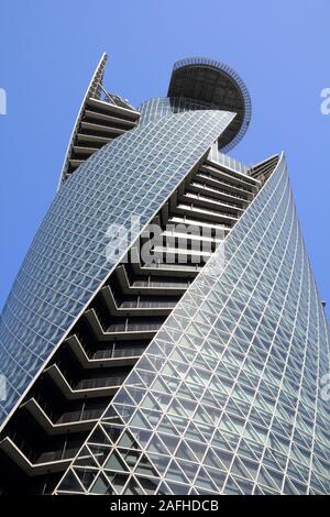 NAGOYA, JAPON - 28 avril 2012 : Mode Gakuen Spiral Towers building à Nagoya, au Japon. Le bâtiment a été achevé en 2008, est de 170m de hauteur et est parmi les plus Banque D'Images