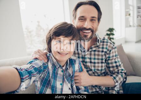 Vacances d'été mantille concept. Close up portrait of handsome smiling photo guy positive et son sourire optimiste toothily brunet Fils inc casual Banque D'Images