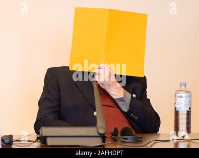 Hambourg, Allemagne. Dec 16, 2019. Le 93-year-old accusé, ancien garde SS qui est jugé pour complicité de meurtre dans 5230 cas attend la poursuite de l'essai. Selon le ministère public, l'accusé, qui vit à Hambourg, était un jeune homme qui est de service dans le camp de concentration de Stutthof, près de Gdansk à partir d'août 1944 à avril 1945. La cause sera entendue par la Division de la délinquance juvénile. (Image Alternative section - Crédit : prévisualisée) Axel Heimken/dpa/Alamy Live News Banque D'Images