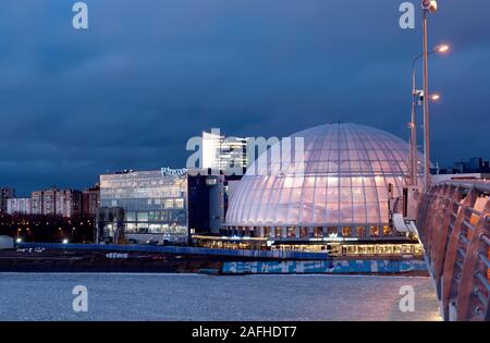 Saint-pétersbourg, Russia-December 9, 2019 : nuit vue de la côte du golfe de Finlande, Piterland complexe et coupole de l'aquapark Banque D'Images