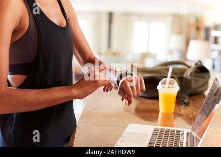 Mid section of African American Woman app sur remise en forme après la smartwatch de sport, Close up Banque D'Images