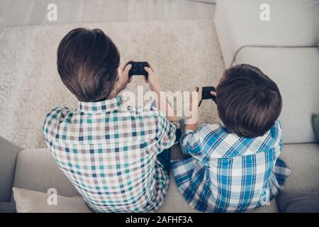 Haut au-dessus de portrait Portrait de deux bons gars père et fils pré-ado assis sur canapé profitant de jeux vidéos passer du temps libre dans la vie Banque D'Images