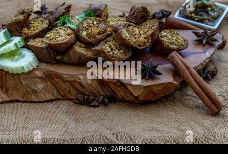 Thai Food nord - nord de la Thaïlande saucisse épicée ou 'sai des suo en thaï, vue oblique depuis le haut. Banque D'Images