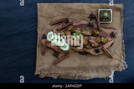 Thai Food nord - nord de la Thaïlande saucisse épicée ou 'sai des suo en thaï, vue du dessus. Banque D'Images