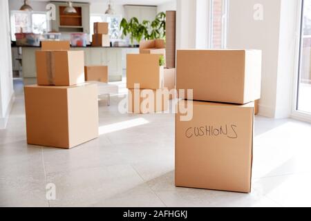 Boîtes empilées dépose en salle vide le jour du déménagement