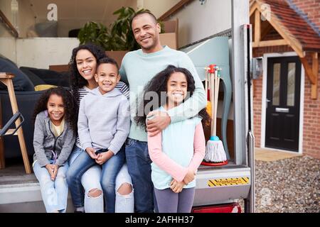 Portrait de famille le déchargement de camion de déménagement de meubles en Nouvelle Maison Banque D'Images