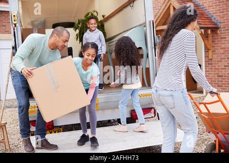 Meubles de famille de camion de déménagement en Nouvelle Maison Banque D'Images