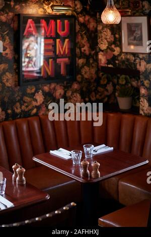 Intérieur d'un pub anglais traditionnel avec set de table pour les repas Banque D'Images