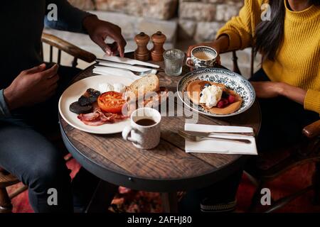 Salon et cuisine dans maison rénovée Banque D'Images
