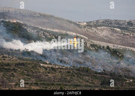 Trogir, Croatie - 12 octobre 2007 : un plan de lutte contre l'eau gouttes sur un feu de forêt près de Trogir, Croatie, en 2007. Banque D'Images