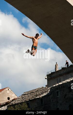 Mostar, Bosnie-Herzégovine, 13 Octobre 2007 : Un homme plonge au large de la célèbre Vieux pont (Stari Most) dans la Neretva à Mostar, Bosnie et Herz Banque D'Images