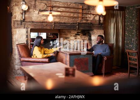 Réunion de deux boissons pour le déjeuner dans un pub anglais traditionnel Banque D'Images