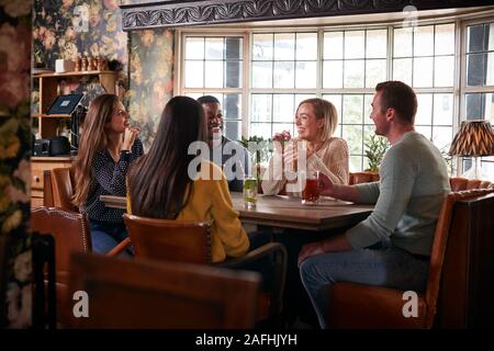 Réunion du Groupe des amis pour midi un verre au pub anglais traditionnel Banque D'Images