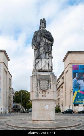 Statue de Dom Dinis (King Denis) dans Largo D. Dinis à l'Université de Coimbra, Portugal Banque D'Images