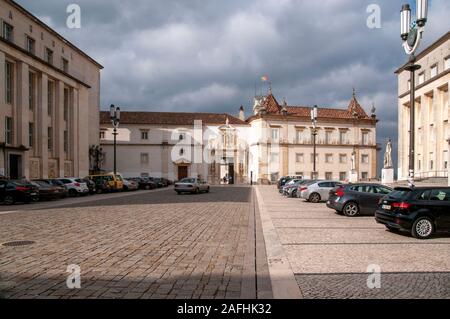 17e siècle Porta Ferrea ou "porte de fer" qui mène à la cour intérieure de l'ancienne Université de Coimbra, Coimbra, Portugal Banque D'Images