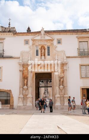 17e siècle Porta Ferrea ou "porte de fer" qui mène à la cour intérieure de l'ancienne Université de Coimbra, Coimbra, Portugal Banque D'Images