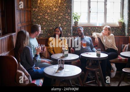 Réunion du Groupe des amis pour midi un verre au pub anglais traditionnel Banque D'Images