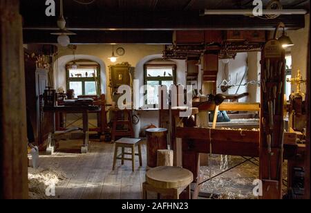 11 décembre 2019, Saxe, Seiffen : voir dans l'atelier du jouet en bois bouilloire et le pneu tourneur Christian Werner à Seiffen. Werner et son équipe tourner soi-disant tire les animaux. Les outils spéciaux sont utilisés pour activer le profil d'une figure dans le bois mouillé. Seulement après avoir partagé la silhouette de la figure de révéler lui-même. Les blancs sont plus tard, sculptés et peints ou collés. La technologie dans le petit atelier avec ses six employés est toujours le même qu'il y a 200 ans, lorsque la rotation de pneus dans les monts Métallifères a commencé. L'embarcation en Seiffen est aujourd'hui unique au monde et Banque D'Images