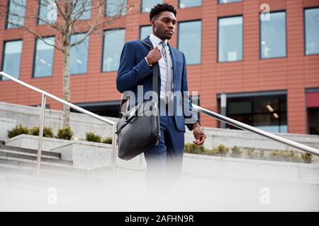 Se rendre au travail businessman Walking Down Steps De La Gare Banque D'Images