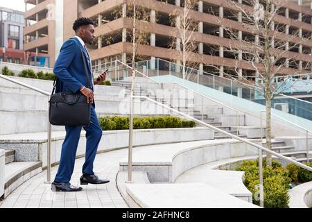 Se rendre au travail businessman Walking Down Steps De La Gare Banque D'Images