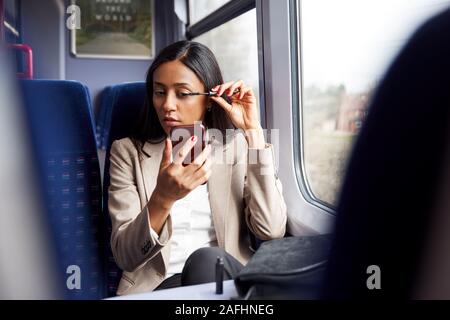 Businesswoman Sitting in Train pour se rendre à son travail sur la mise en place faire Banque D'Images