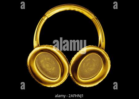 Casque sans fil d'or sur fond noir isolé close up, luxury gold casque bluetooth, wi-fi moderne métallique jaune, logo audio écouteurs Banque D'Images