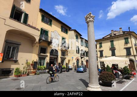 LUCCA, ITALIE - 29 avril 2015 : visite rue de la vieille ville de Lucca, Italie. L'Italie est visité par 47,7 millions de touristes par an (2013). Banque D'Images