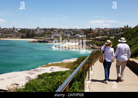 Balades de Sydney ; un couple sur la côte de Sydney, sur la plage de Bondi à Clovelly à pied au printemps, arrivant à Bronte et Tamarama plages, Sydney, Australie Banque D'Images