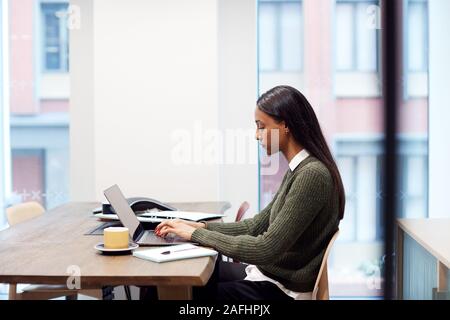 Businesswoman Working On Laptop à 24 dans la salle de réunion Banque D'Images