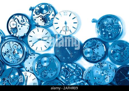 Details of clocks and mechanisms for repair, restoration and maintenance on blue background Banque D'Images
