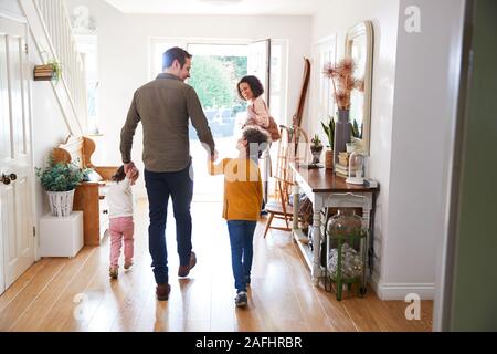 Vue arrière de quitter la maison familiale sur Voyage à l'extérieur avec les enfants excités Banque D'Images